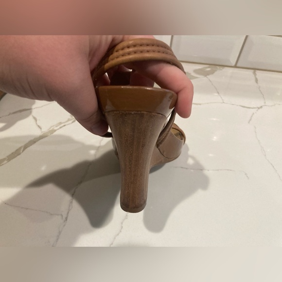 Women Kenneth Cole reaction brown tan wedge leather sandal shoe heel cork 7.5 - Picture 9 of 16